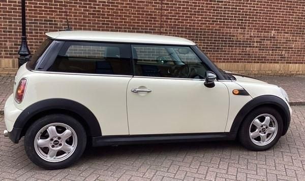 Begagnad Mini ONE Hatch 2007 Vit Halvkombi