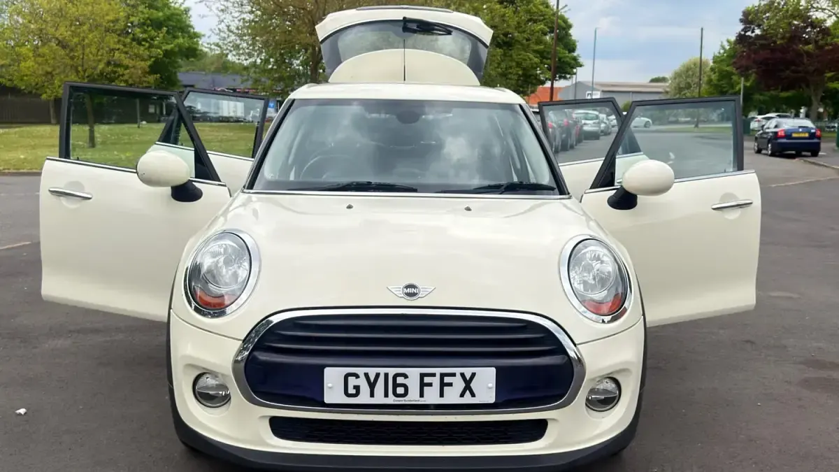 Usado Mini Cooper D Hatch 116 CV (85 kW) 2016 Blanco Utilitario