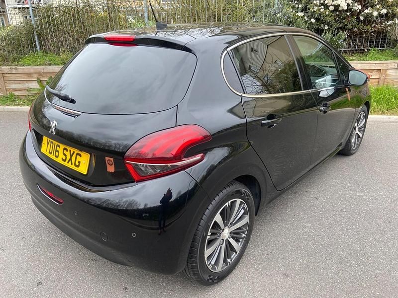 Used Peugeot 208 Roland Garros 100 HP (73 kW) 2016 Black Hatchback