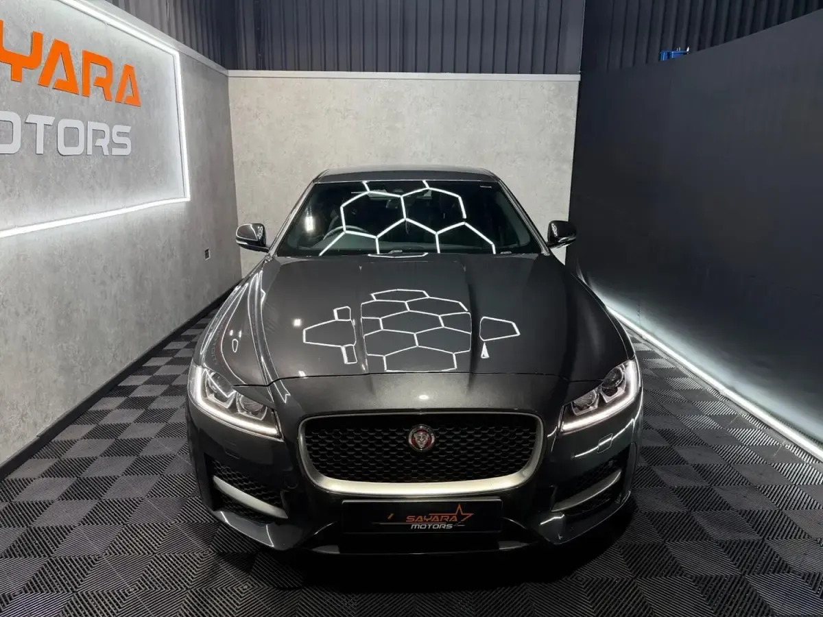 Używany Jaguar XF R-Sport 180 KM (132 kW) 2017 Szary Sedan/Limuzyna