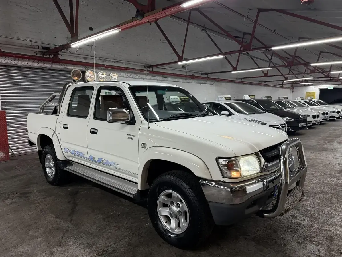 Used Toyota HiLux 102 HP (75 kW) 2004 White Pickup
