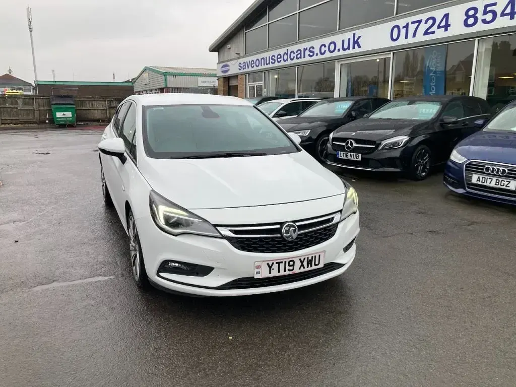 Used Vauxhall Astra 150 HP (110 kW) 2019 White Hatchback
