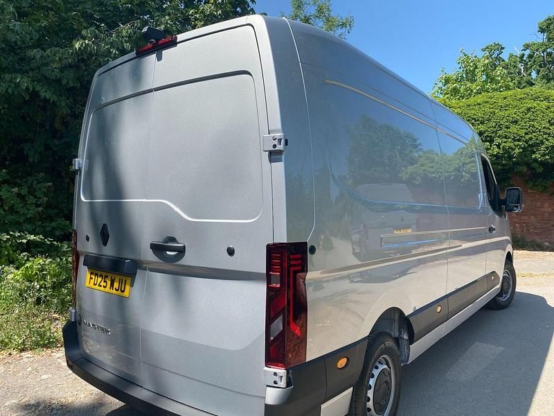 Nowe Renault Master 148 KM (108 kW) 2025 Srebrny Van