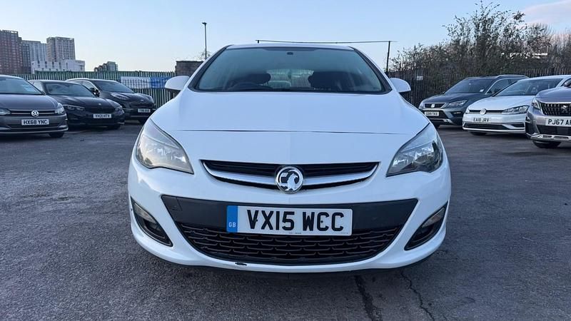 Used Vauxhall Astra Design Edition 2015 White Hatchback