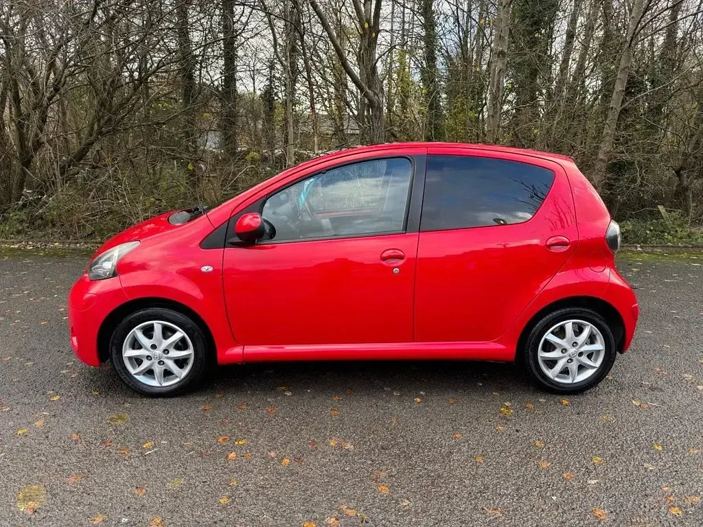 Used Toyota Aygo 68 HP (50 kW) 2013 Red Hatchback