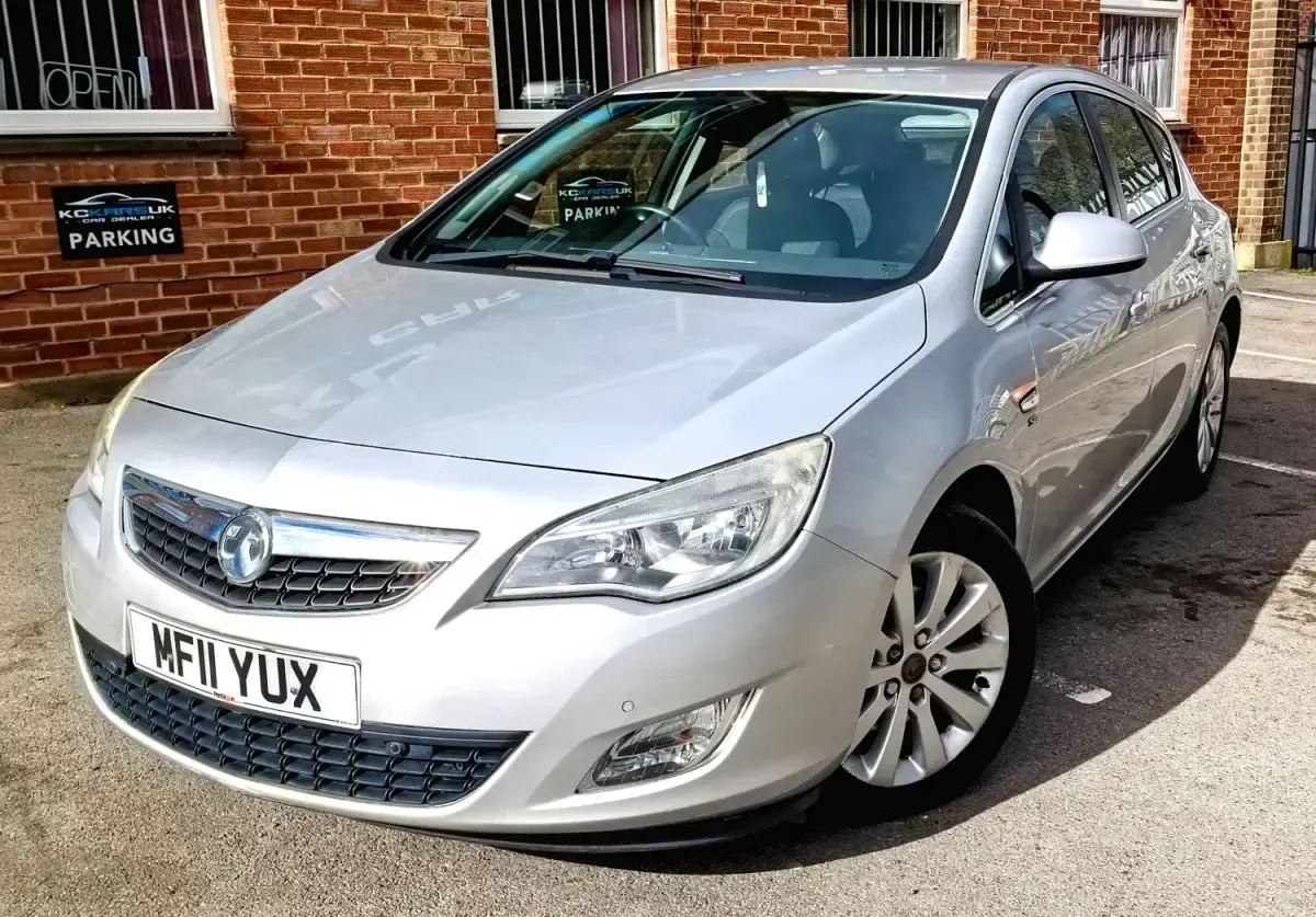 Używany Vauxhall Astra drive 165 KM (121 kW) 2011 Srebrny Hatchback