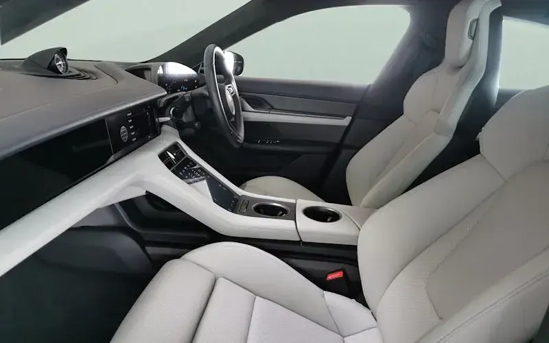 Begagnad Porsche Taycan Performance Package 559 kW (761 HK) 2022 Svart Sedan