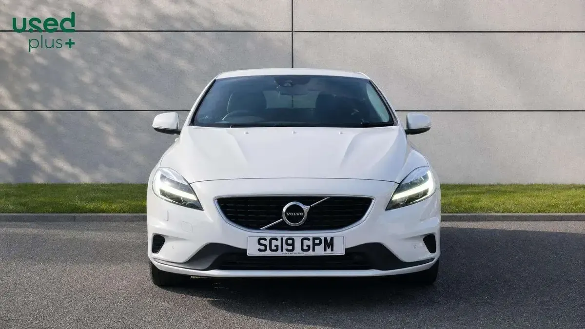 Used Volvo V40 R-Design 120 HP (88 kW) 2019 White Hatchback