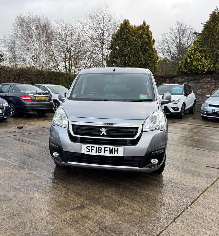 Begagnad Peugeot TePee Active 100 HK (73 kW) 2018 Grå Minibuss