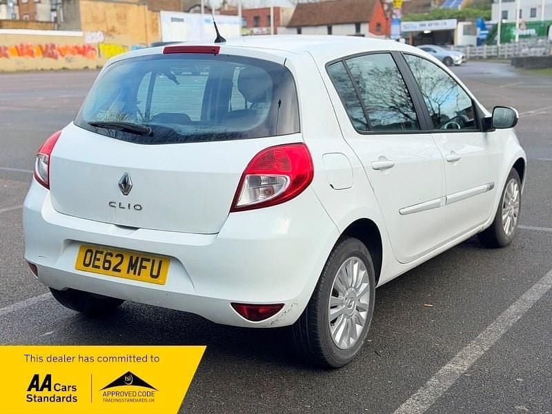 Used Renault Clio IV Expression+ 75 HP (55 kW) 2013 White Hatchback