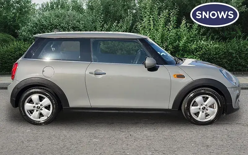 Usado Mini Cooper Hatch 136 CV (100 kW) 2017 Gris Utilitario