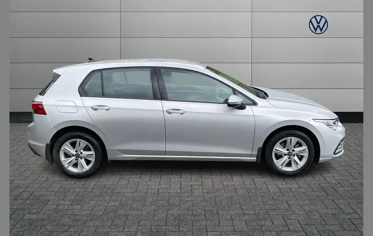 Usado VW Golf VIII Life 128 CV (94 kW) 2021 Plateado Utilitario