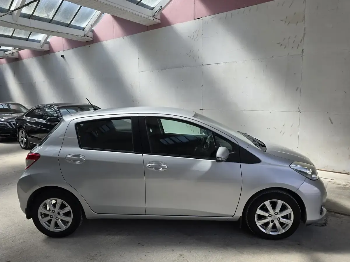 Used Toyota Yaris 101 HP (74 kW) 2013 Silver Hatchback