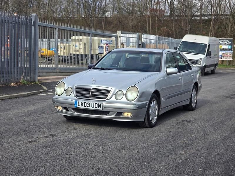 Begagnad Mercedes E220 Classic 125 HK (91 kW) 2003 Silver Sedan