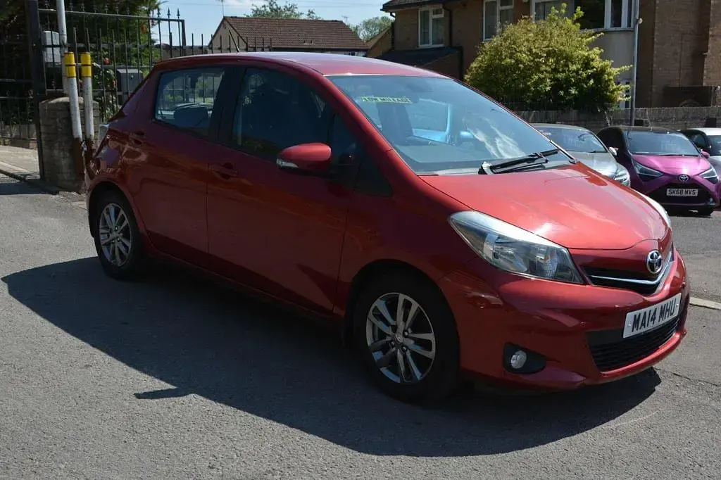 Used Toyota Yaris Plus 99 HP (72 kW) 2014 Red Hatchback