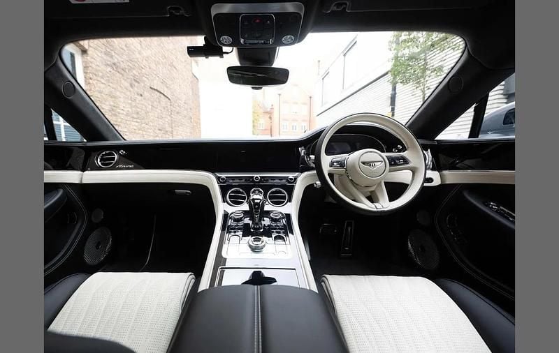 Begagnad Bentley Continental 670 HK (492 kW) 2025 Grå Sportkupé