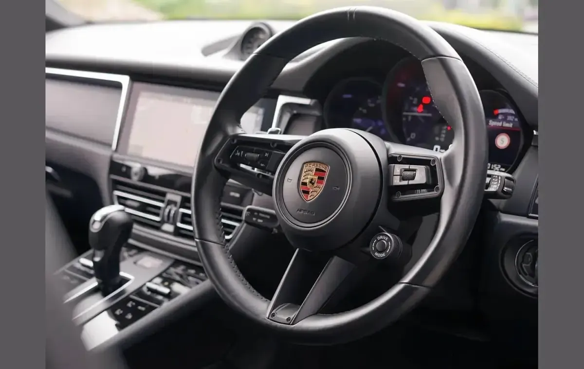 Used Porsche Macan 261 HP (191 kW) 2023 Blue SUV