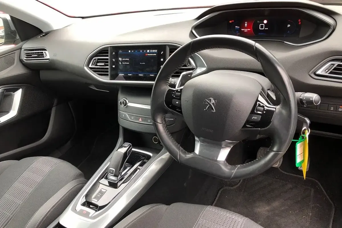 Usado Peugeot 308 Allure 2021 Gris Familiar