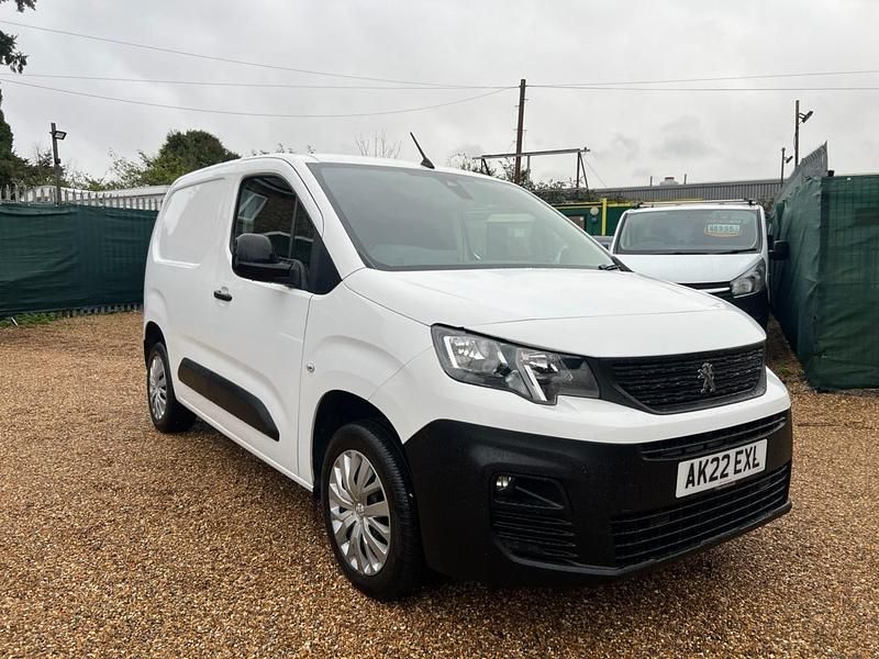 White Used 2022 Peugeot Partner MPV | £8,995 (Fair price) - Image 1/4