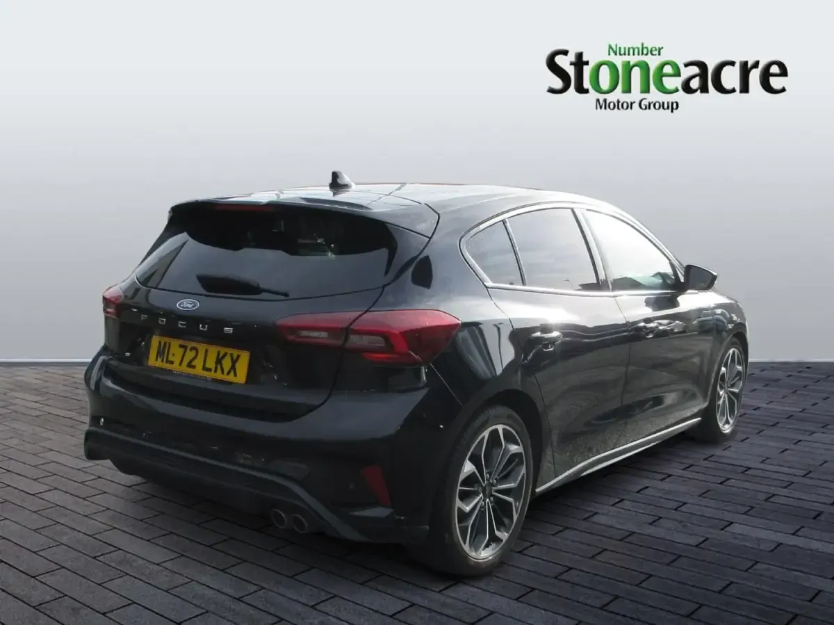 Begagnad Ford Focus ST-Line 120 HK (88 kW) 2022 Svart Halvkombi