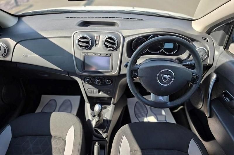 White Used 2015 Dacia Sandero Lauréate Hatchback | £4,295 (Fair price) - Image 1/1