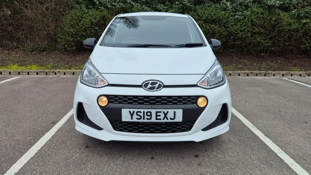 Used Hyundai i10 GO! 66 HP (48 kW) 2019 White Hatchback