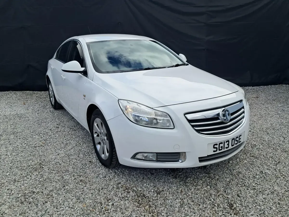 Used Vauxhall Insignia SRi 140 HP (102 kW) 2013 White Hatchback