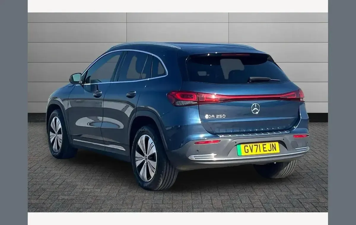 Begagnad Mercedes EQA250 139 kW (190 HK) 2022 Blå SUV