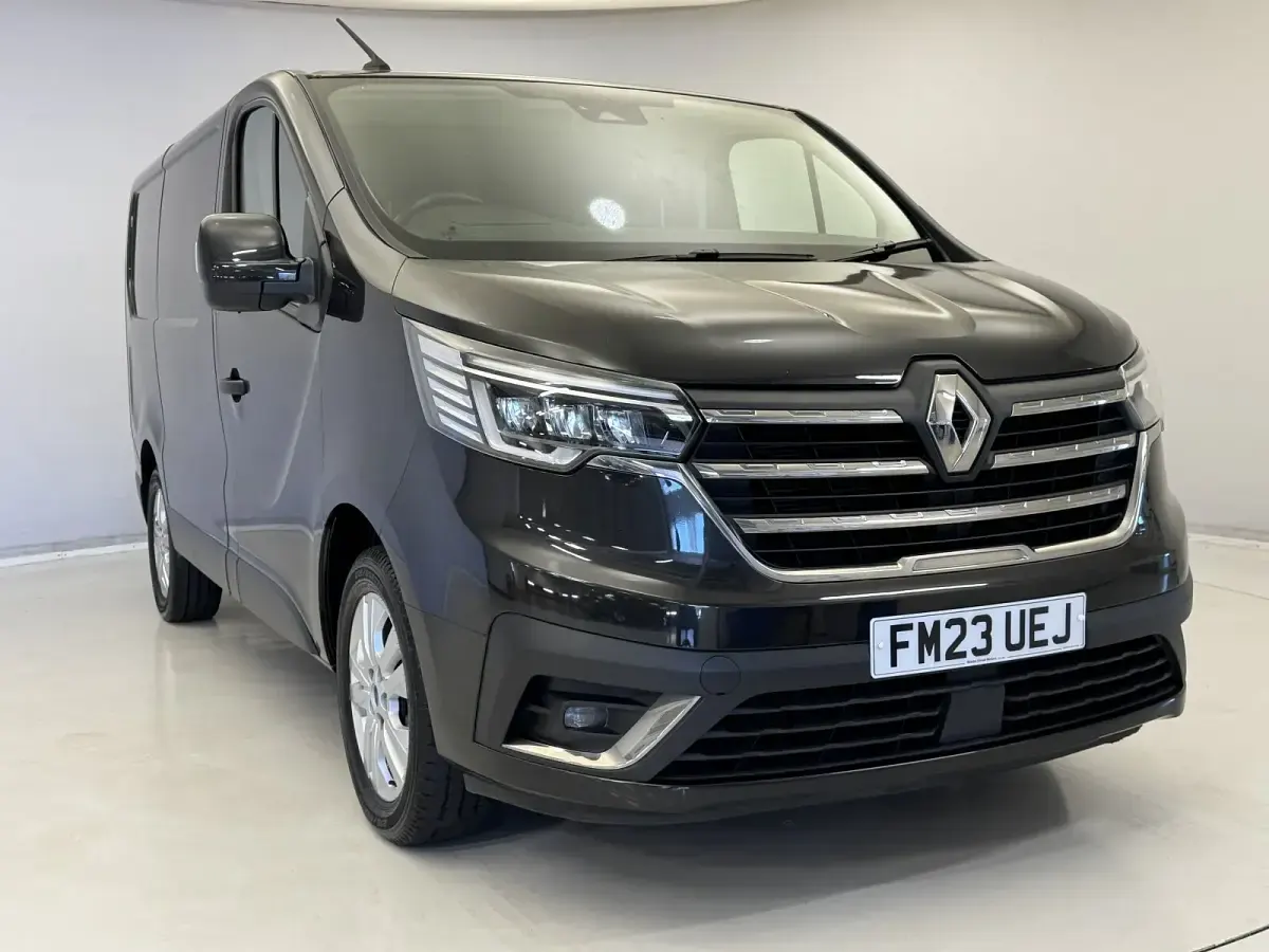 Begagnad Renault Trafic 170 HK (125 kW) 2023 Svart