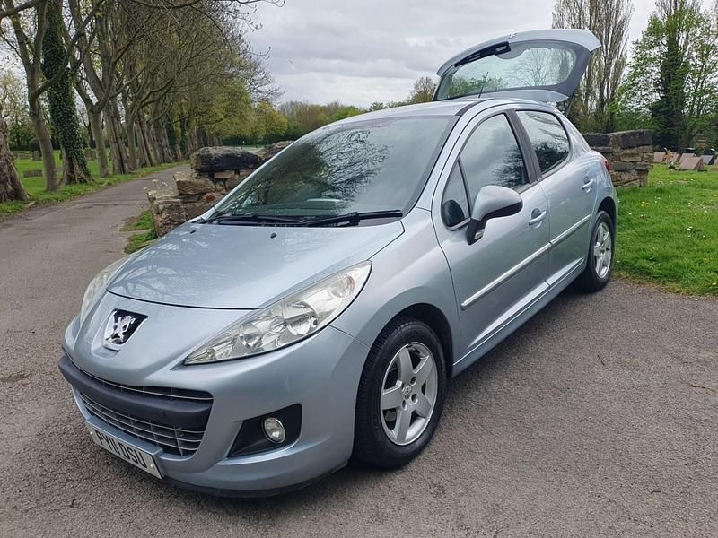 Used Peugeot 207 Active 92 HP (67 kW) 2011 Blue Hatchback