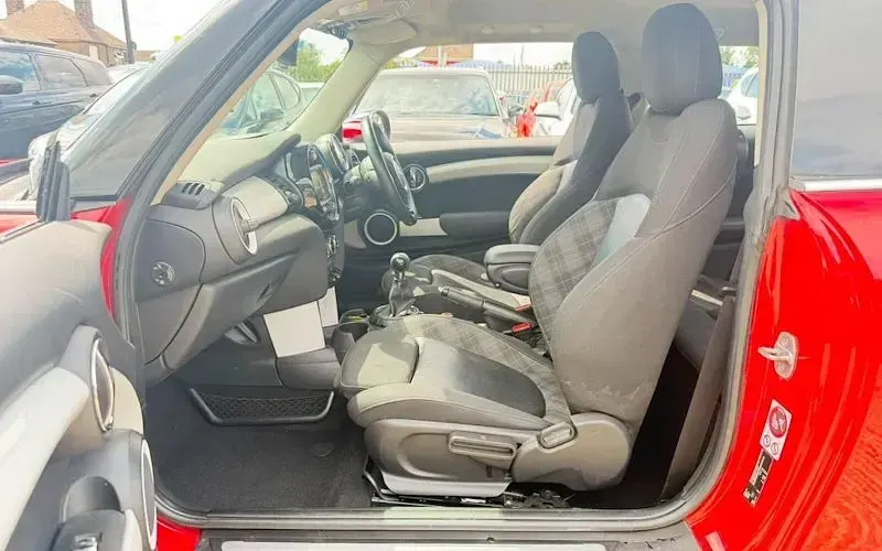 Used Mini Cooper Hatch 116 HP (85 kW) 2017 Red Hatchback