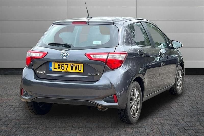 Used Toyota Yaris Hybrid 100 HP (73 kW) 2017 Grey Hatchback