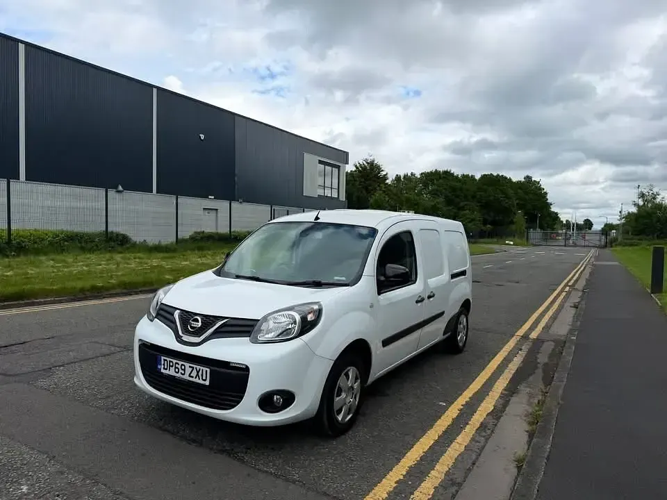 Used Nissan NV250 Tekna 95 HP (69 kW) 2019 White Van