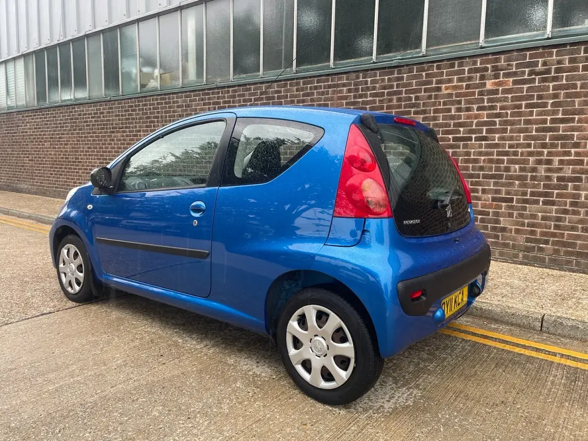 Used Peugeot 107 68 HP (50 kW) 2011 Blue Hatchback