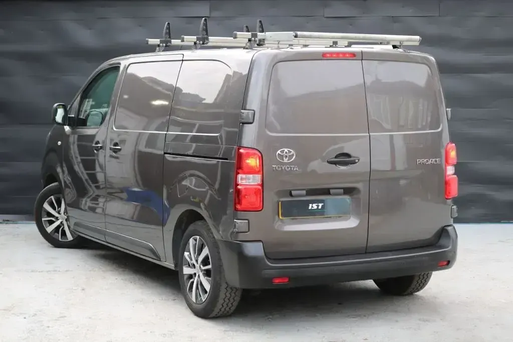 Usado Toyota Proace 120 CV (88 kW) 2019 Gris Monovolumen