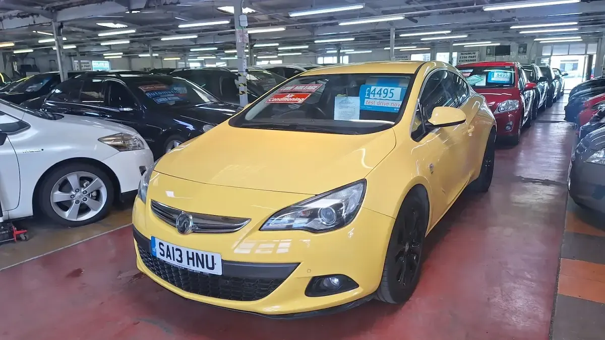 Used Vauxhall Astra GTC SRi 140 HP (102 kW) 2013 Yellow Hatchback