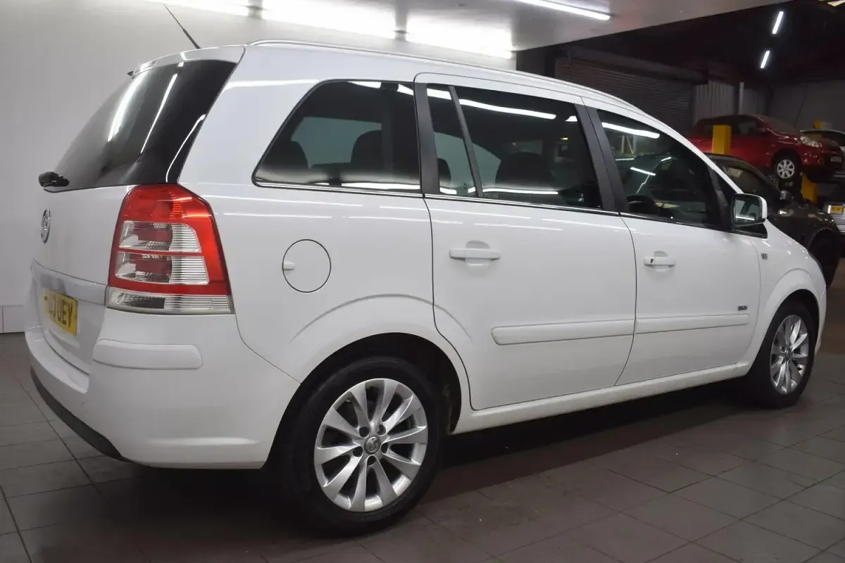 Used Vauxhall Zafira Design Edition 115 HP (84 kW) 2013 White MPV