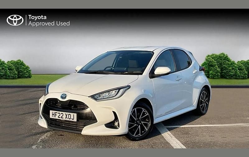 Used Toyota Yaris Hybrid Design 116 HP (85 kW) 2022 Pure white Hatchback