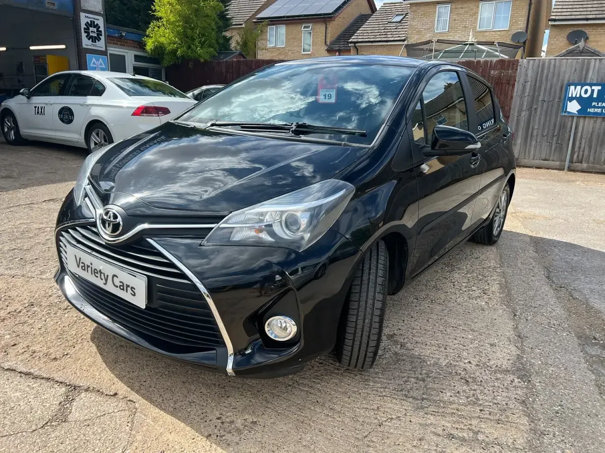 Used Toyota Yaris 99 HP (72 kW) 2016 Black Hatchback