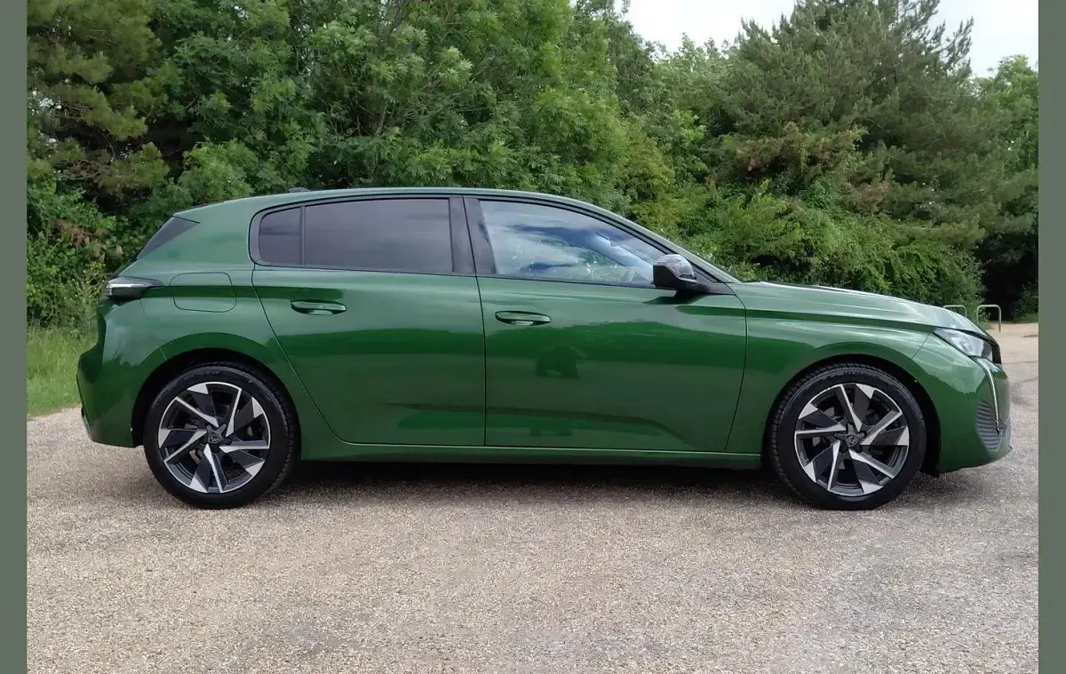 Used Peugeot 308 Allure Premium 129 HP (94 kW) 2023 Green Hatchback