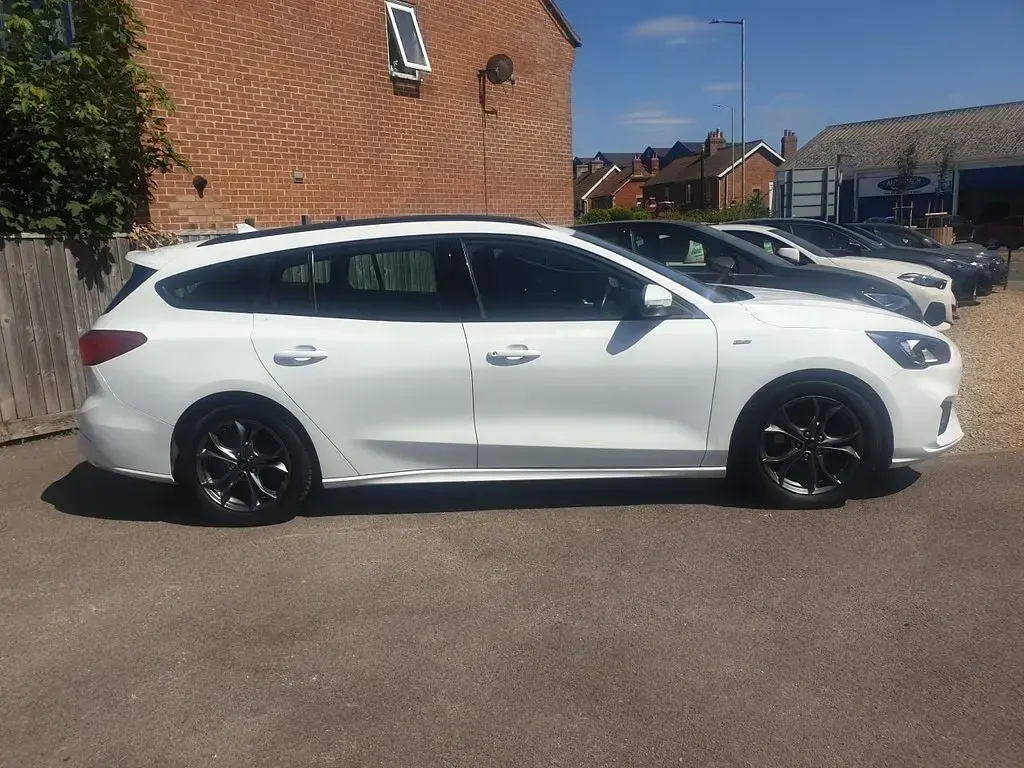 Used Ford Focus ST-Line 120 HP (88 kW) 2020 White Estate
