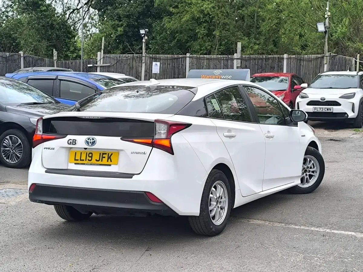 Used Toyota Prius Active 122 HP (89 kW) 2019 White Hatchback