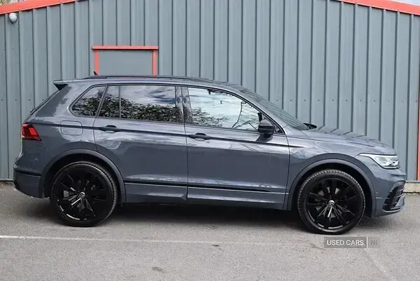 Begagnad VW Tiguan Black Edition 245 HK (180 kW) 2024 Grå SUV