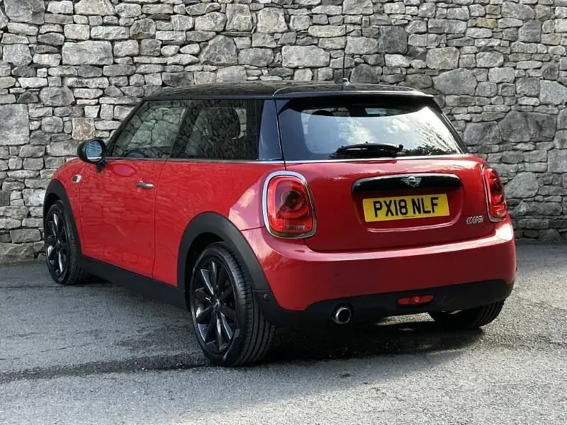 Used Mini Cooper Hatch 134 HP (98 kW) 2018 Red Hatchback