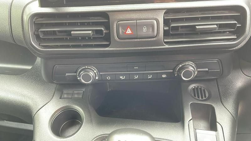 White Used 2022 Citroën Berlingo MPV | £10,650 (Good price) - Image 1/4