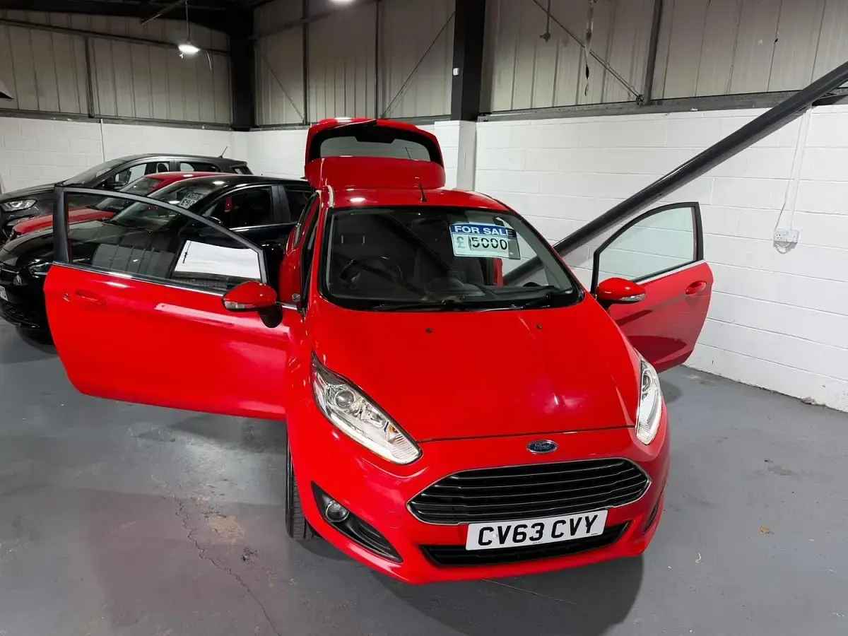 Used Ford Fiesta Titanium 125 HP (91 kW) 2013 Red Hatchback