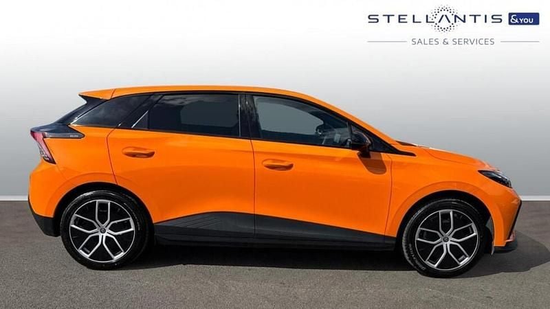 Begagnad MG MG4 EV Trophy 147 kW (200 HK) 2024 Orange Halvkombi
