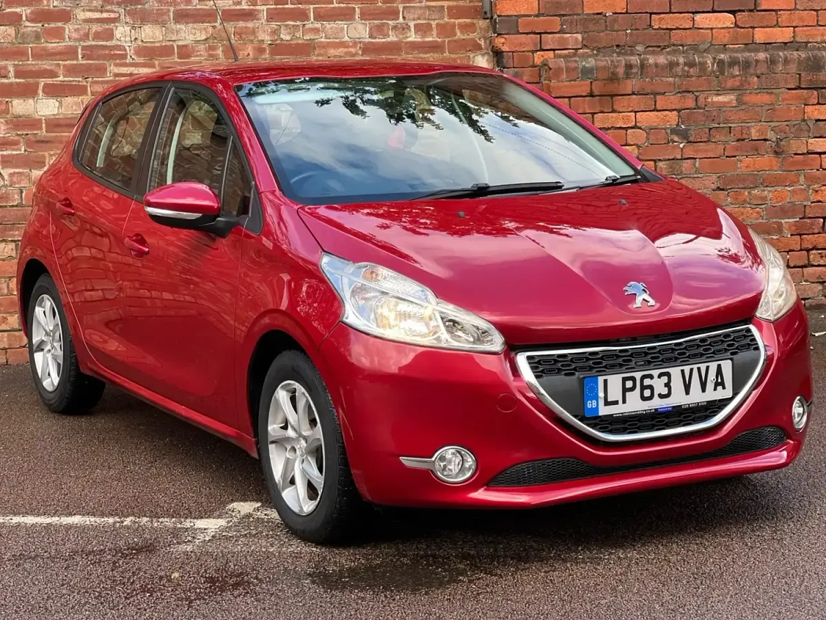 Gebraucht Peugeot 208 Active 68 PS (50 kW) 2014 Rot Kleinwagen