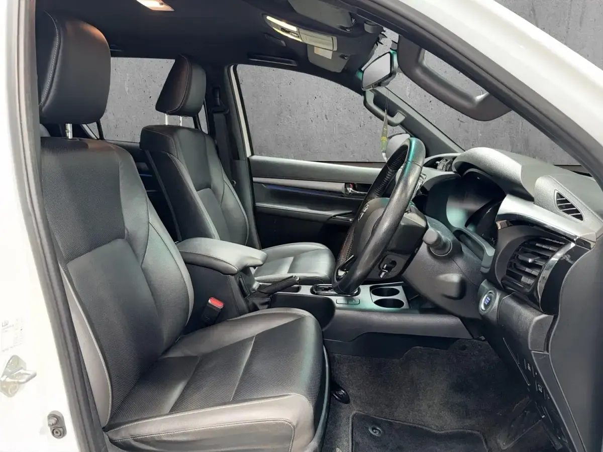 Gebraucht Toyota HiLux 201 PS (147 kW) 2023 Weiß Pickup