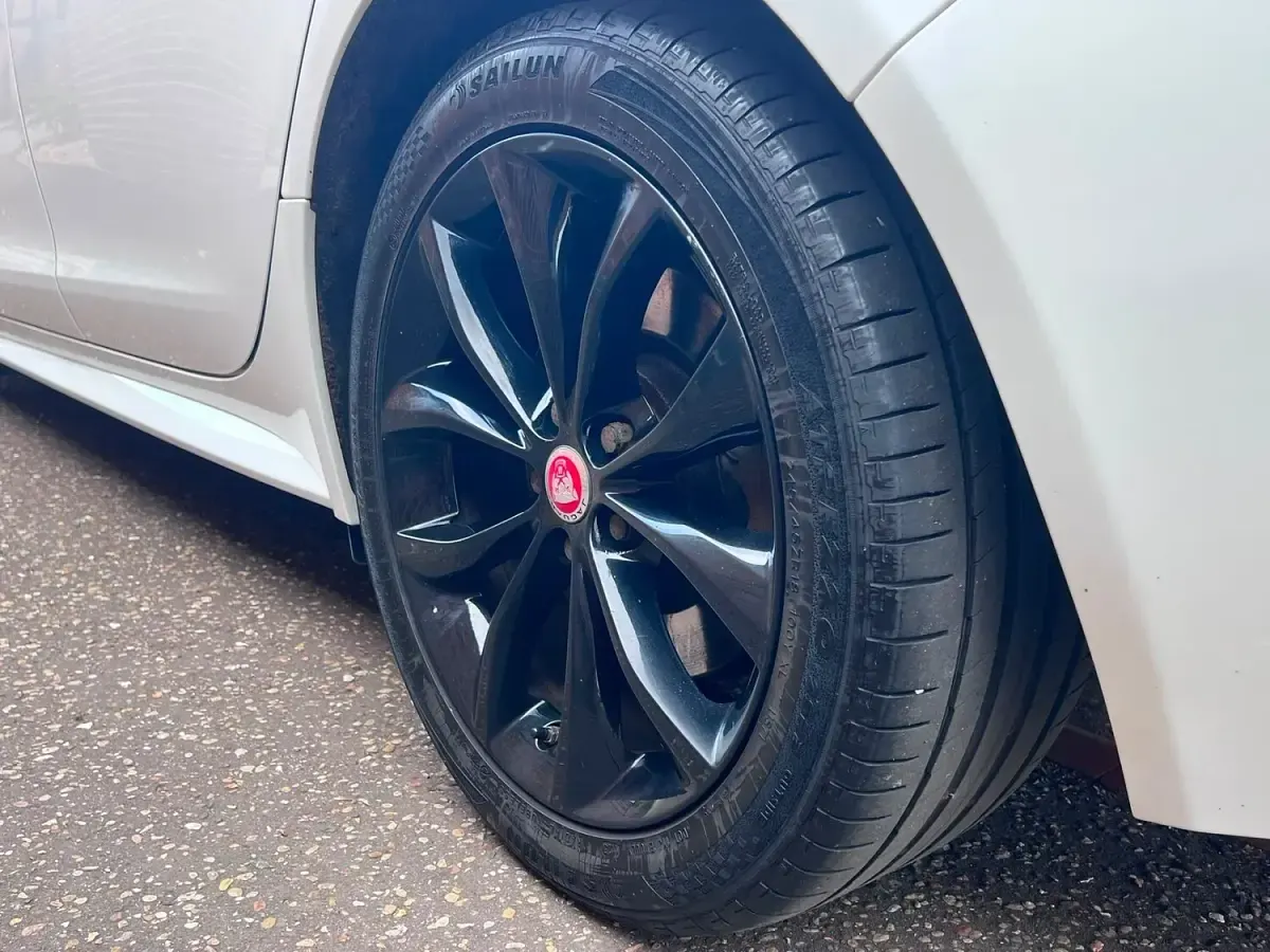 Used Jaguar XF R-Sport 180 HP (132 kW) 2016 White Sedan